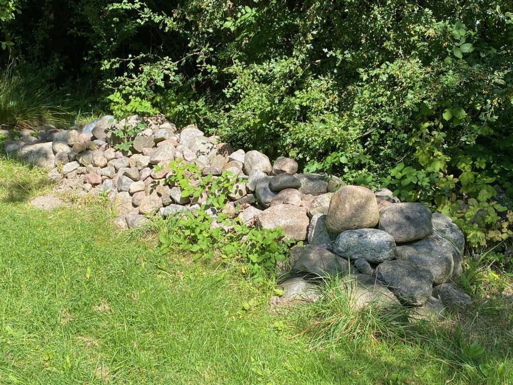 Feldsteine am Biotop