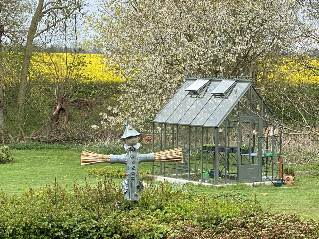 Gewächshaus im Frühjahr