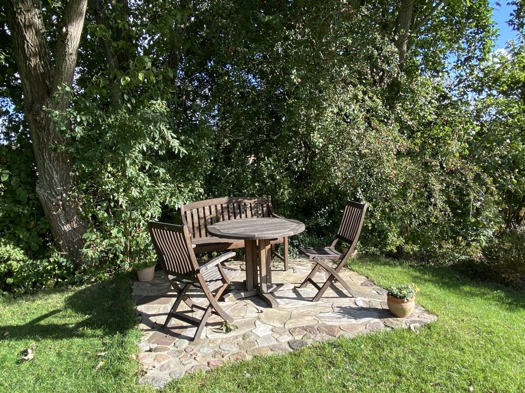 Sitzplatz unter Bäumen