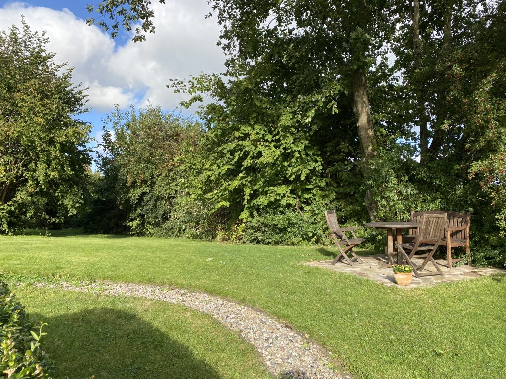 Sitzplatz unter Bäumen