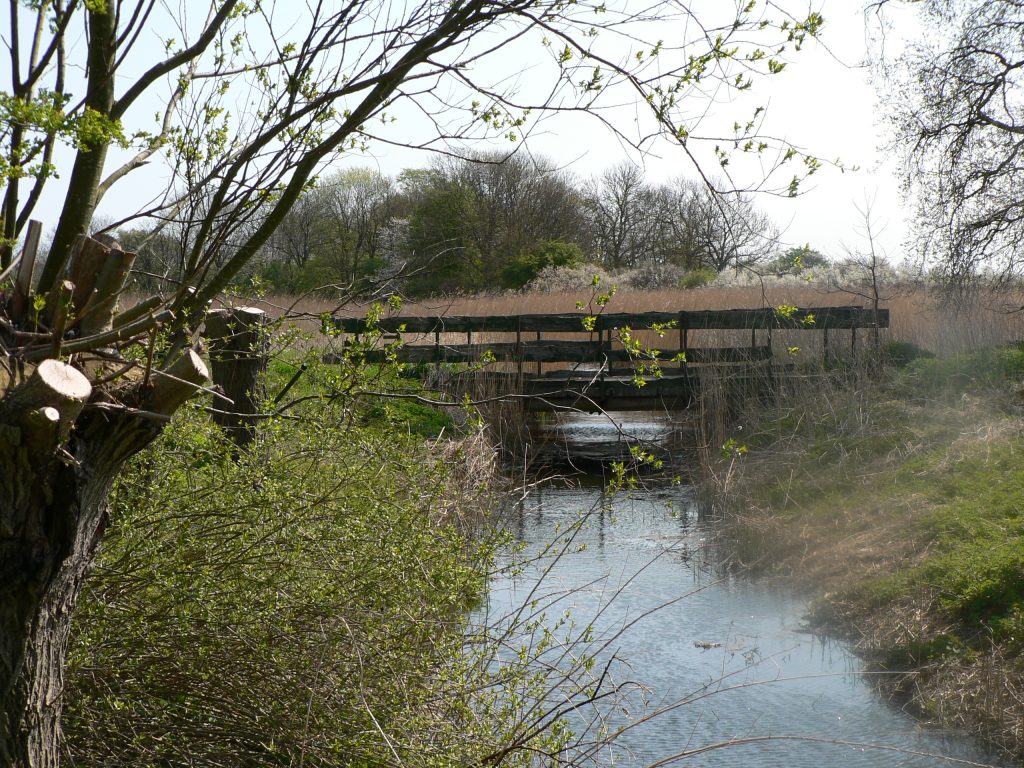 Brücke über dem Graben