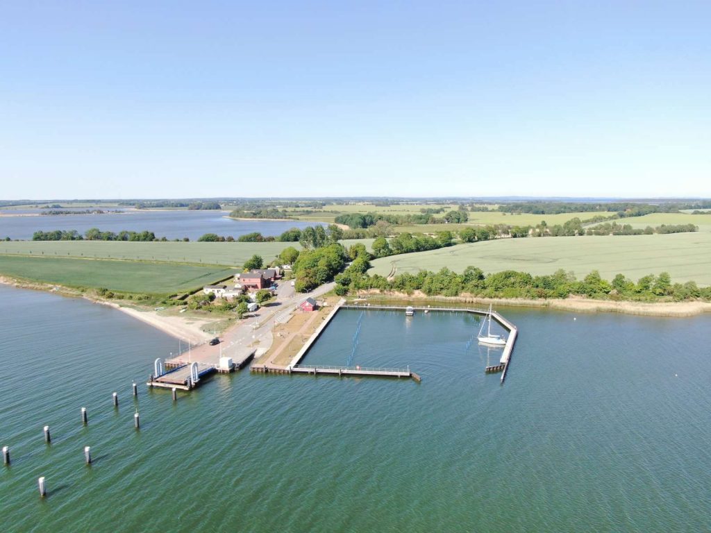 Fähranleger und Yachthafen