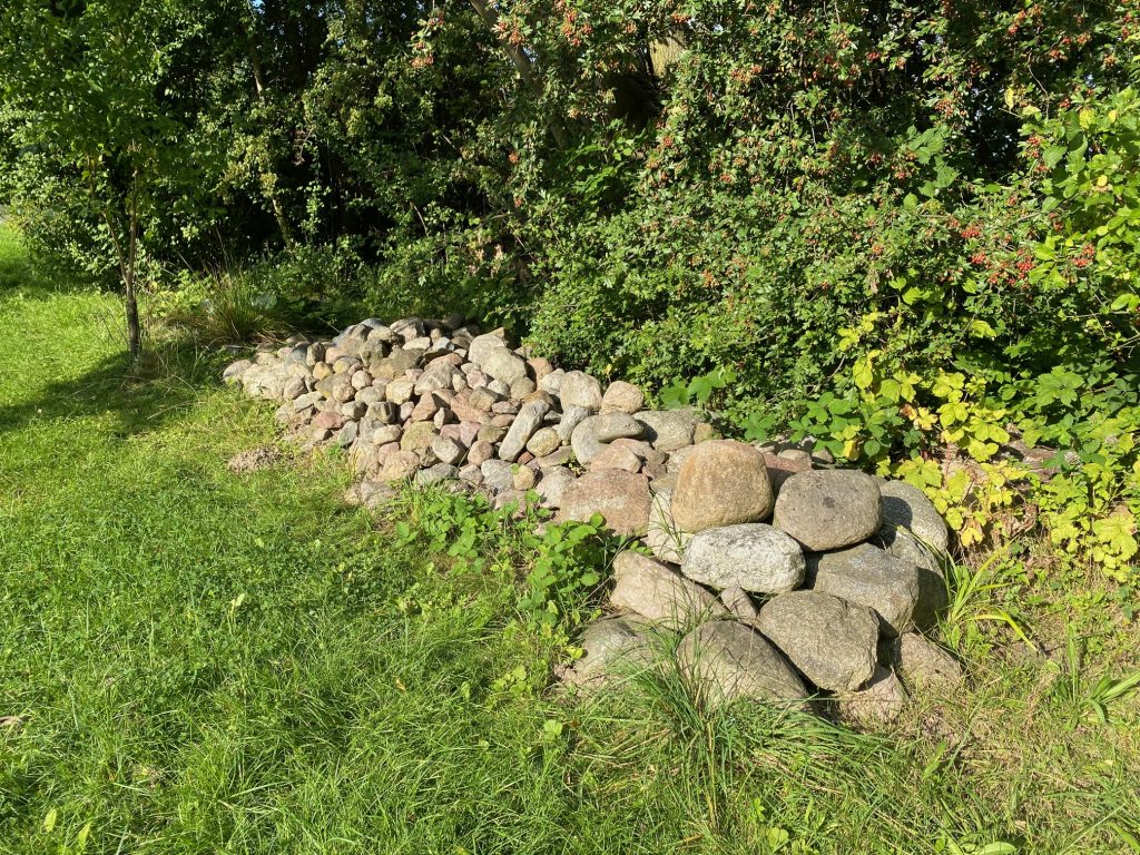 Feldsteine im Garten